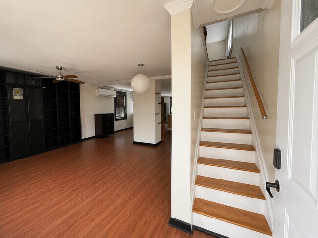 Building Photo - 9 Silver St
