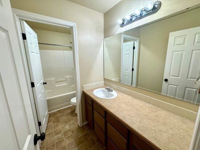 Building Photo - Spacious 5-Bedroom Home with 3-Car Garage in Nampa