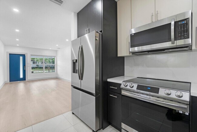 Building Photo - 570 SW 45th Ave