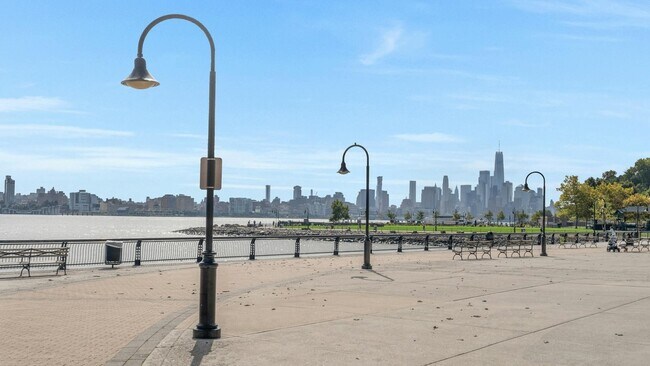 Building Photo - 1025 Maxwell Ln