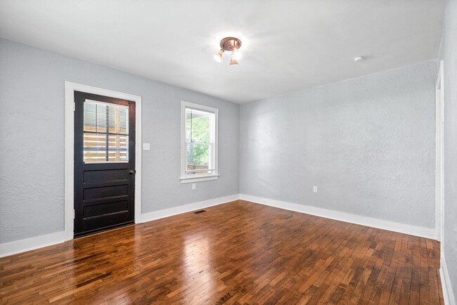 Building Photo - 2 Bedroom Home For Rent Near Madison Street!