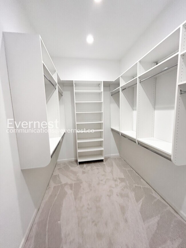Building Photo - 5-Bed/4-Bath/Voucher Accepted/Available Now!