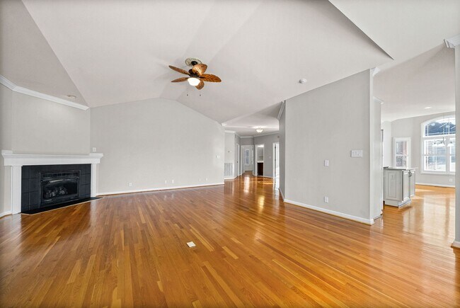 Building Photo - 3 Bedroom 2 Bath Pet Friendly Home For Rent with Community Pool Access!