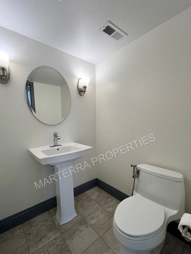 Building Photo - 2-bedroom Townhome in Irvine!