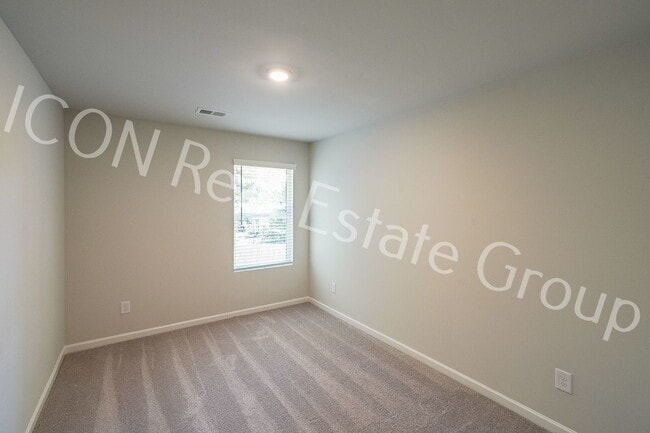 Building Photo - Beautiful 3-Bedroom Townhome with Modern Finishes & Prime Location!