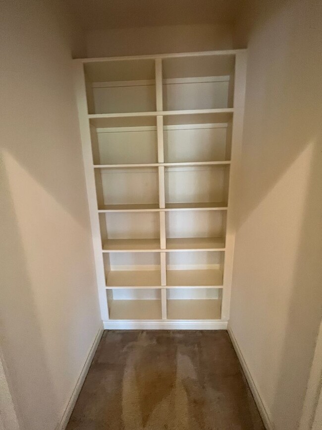 Building Photo - Wonderful 4/3.5 Townhome