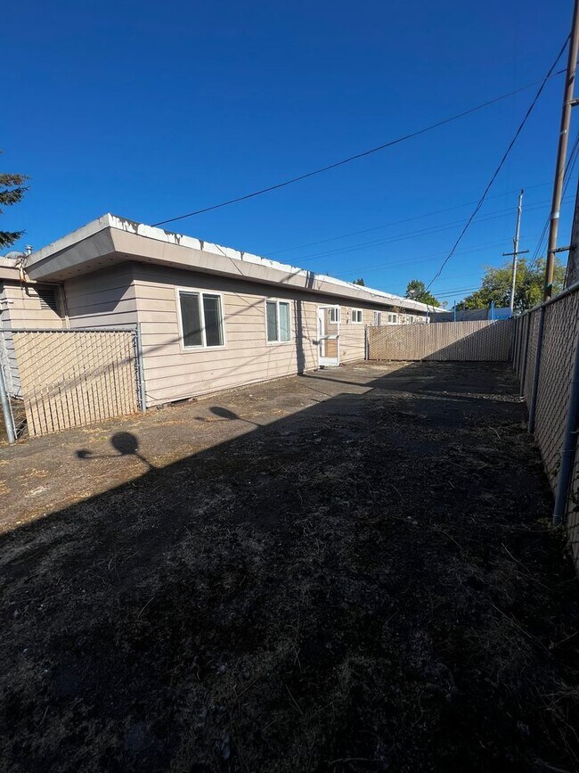 Building Photo - Vine Maple Triplex