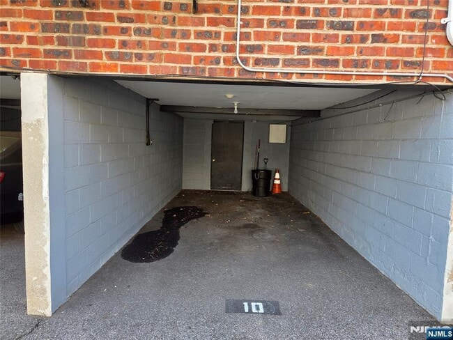 Building Photo - 1628 Valley 2A Vly