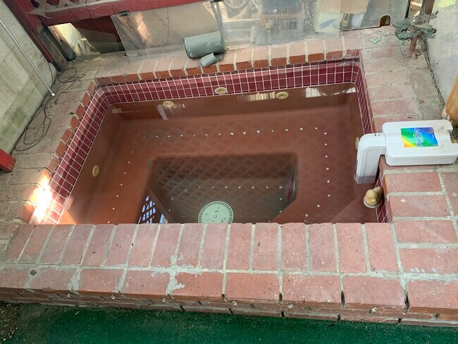 Build in jacuzzi that’s self sustaining - 1914 W Alameda Ave