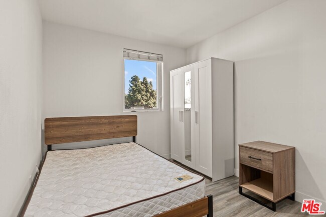 Building Photo - 1147 W 37th St