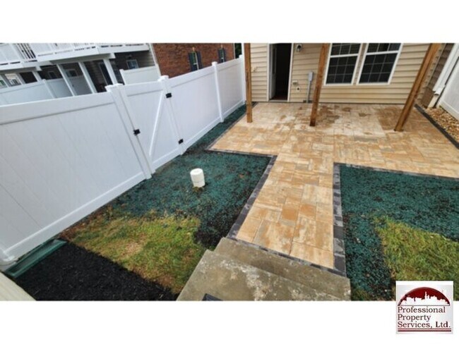 Building Photo - Beautiful Luxury Townhome Near Everything!