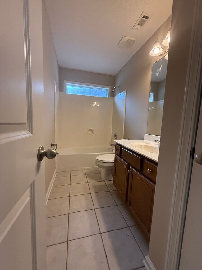 Building Photo - ADORABLE TWO STORY HOME IN GREAT LOCATION!