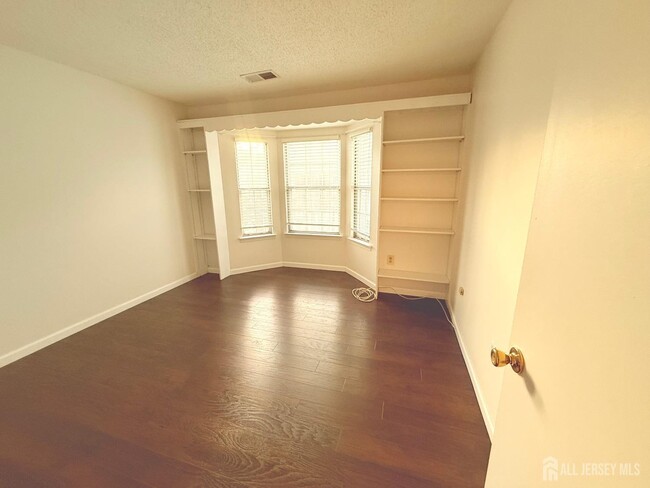 Building Photo - 207 Darwin Ln
