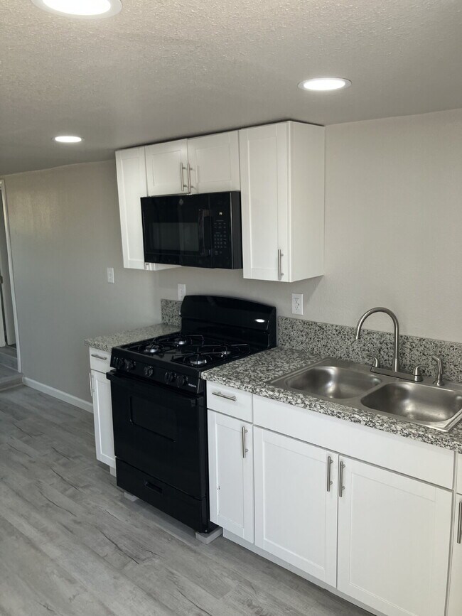 Building Photo - Now Leasing – Fully Renovated 1 Bed / 1 Ba...