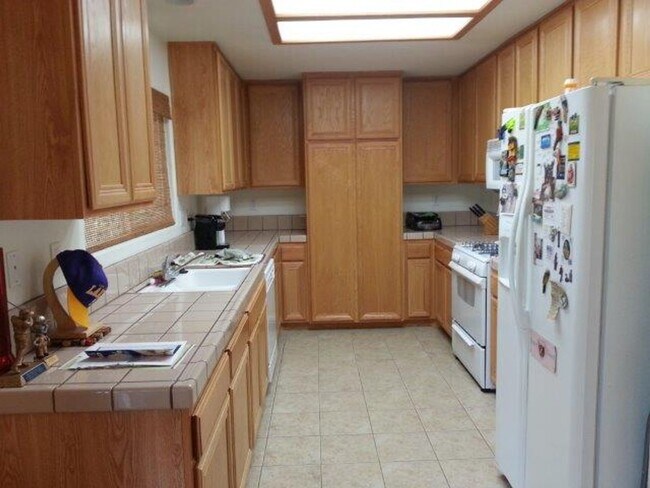 Building Photo - spacious 3 bedroom 2 bath home with beautiful yard, jacuzzi,  indoor laundry room