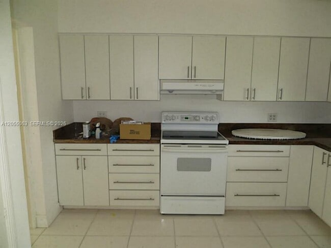 Building Photo - 5851 SW 28th St