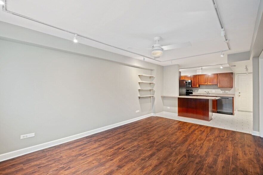 Primary Photo - 5854 N Kenmore Ave