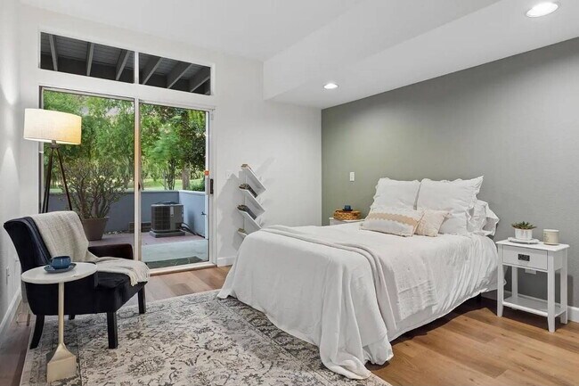 Building Photo - Stylish Golf Course Condo in North San Jose