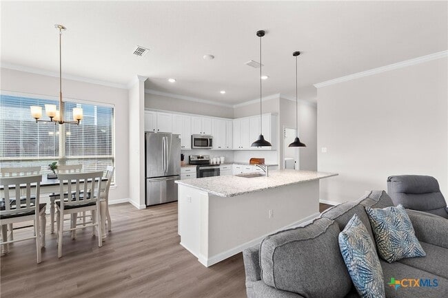 Building Photo - 7822 Kendall Hill Dr