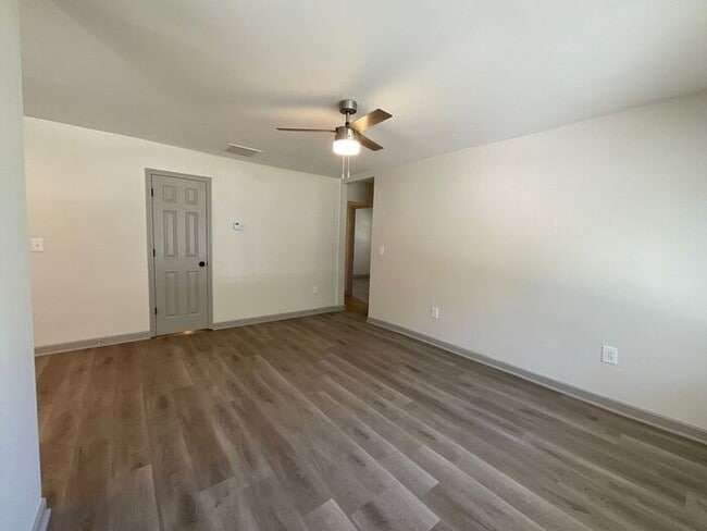 Building Photo - **Spacious 4BR with Modern Upgrades & Cove...