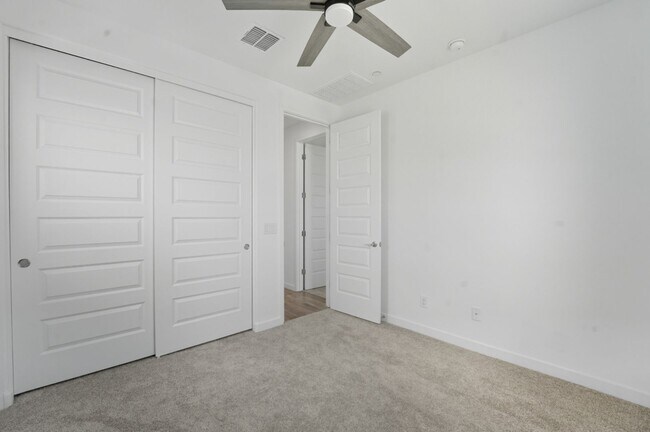 Building Photo - Like Brand New Luxurious Modern 3 Bedroom 2 Bath Townhome in Warner Meadow – Rare Rental Opportun...