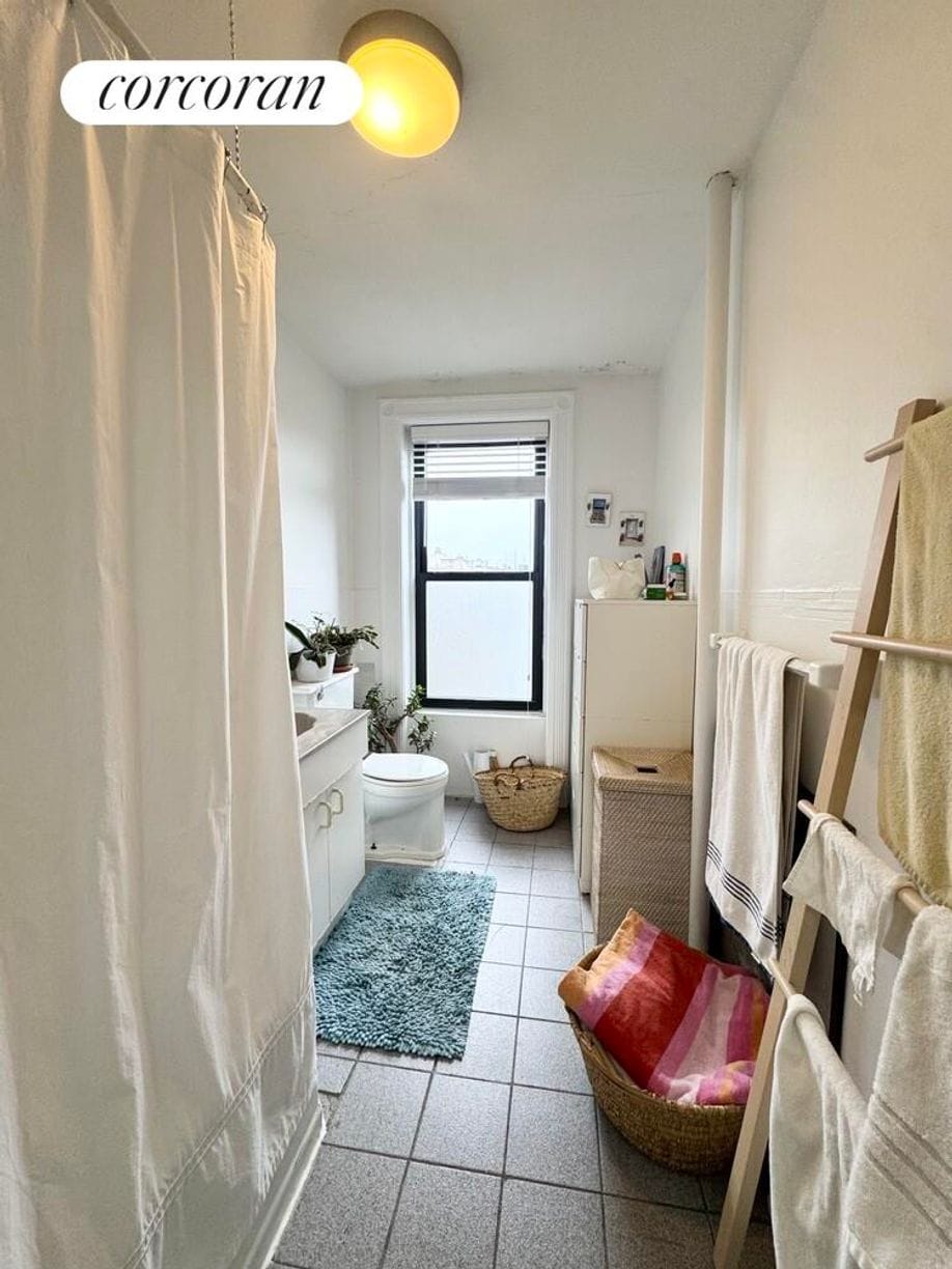 Building Photo - 672 10th St