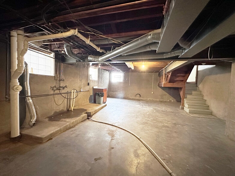 Building Photo - 5816 Mardel Ave