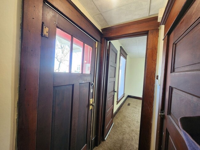 Building Photo - 3 Bedroom House w/Detached Garage!!!