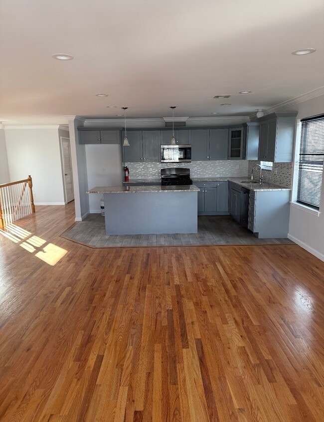 Building Photo - 36 Abbotsford Ave