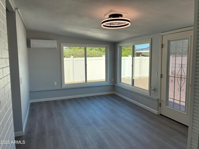 Building Photo - 10530 W Hope Dr