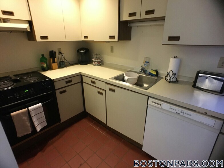 Building Photo - 451 Park Dr
