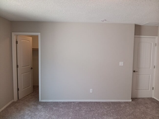 Building Photo - Spacious 4-bedroom, 2.5-bathroom home! Showings available NOW!