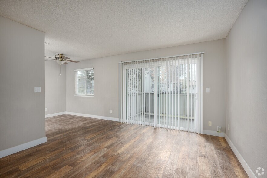 1BR, 1BA - 660SF - Living Room - Country Village