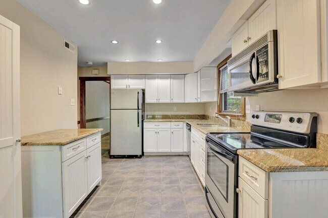 Building Photo - 3 Bedroom Cape in Brandermill!