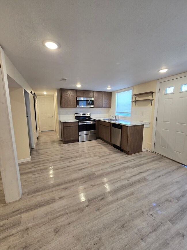 Building Photo - 1504 June Ln