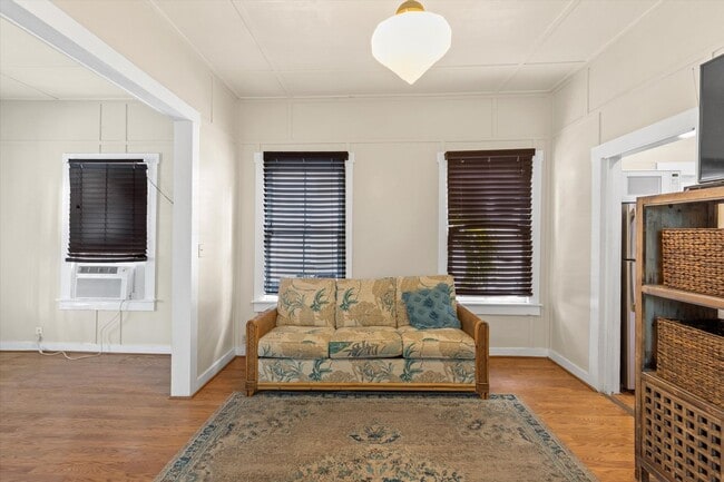 Building Photo - 1 Bedroom 1 Bathroom partially Furnsihed Home available for a 1 year Lease!