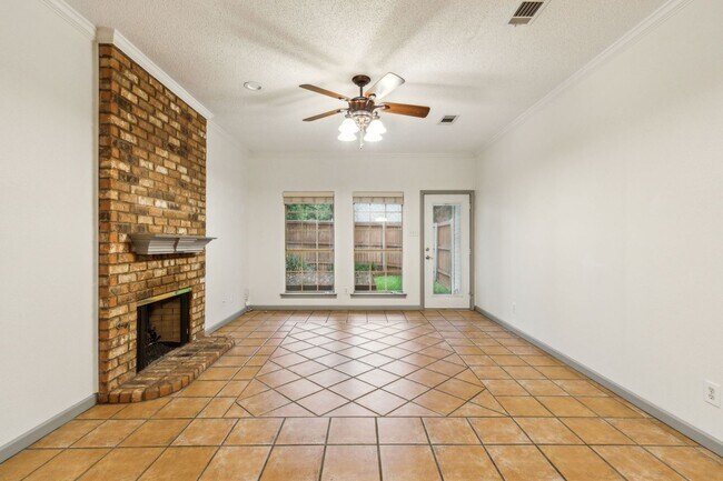 Building Photo - Amazing home - minutes from Grapevine Main...