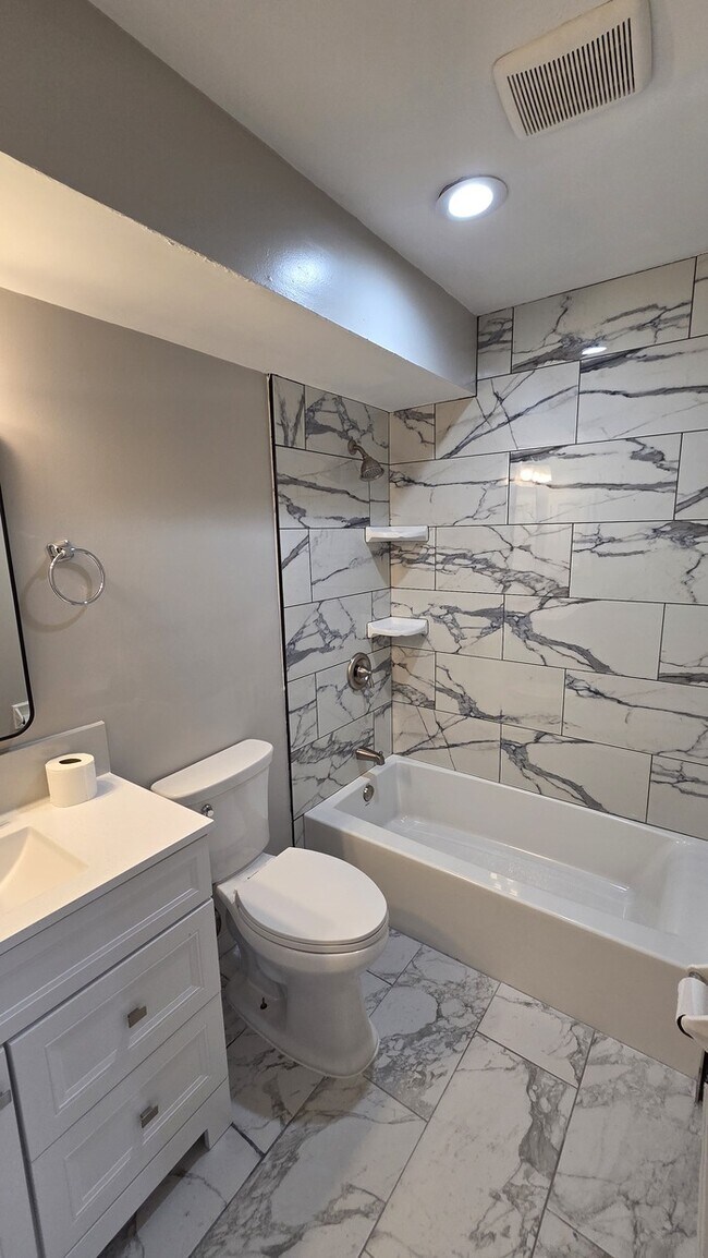 Building Photo - 2-Bed, 2-Bath Rental with Spacious Living ...