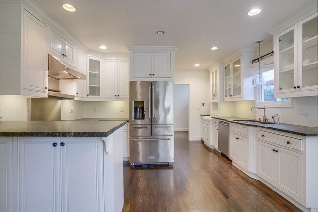 Building Photo - Beautiful 4 Bed/4 Bath Family Home w/pool Available Now!!