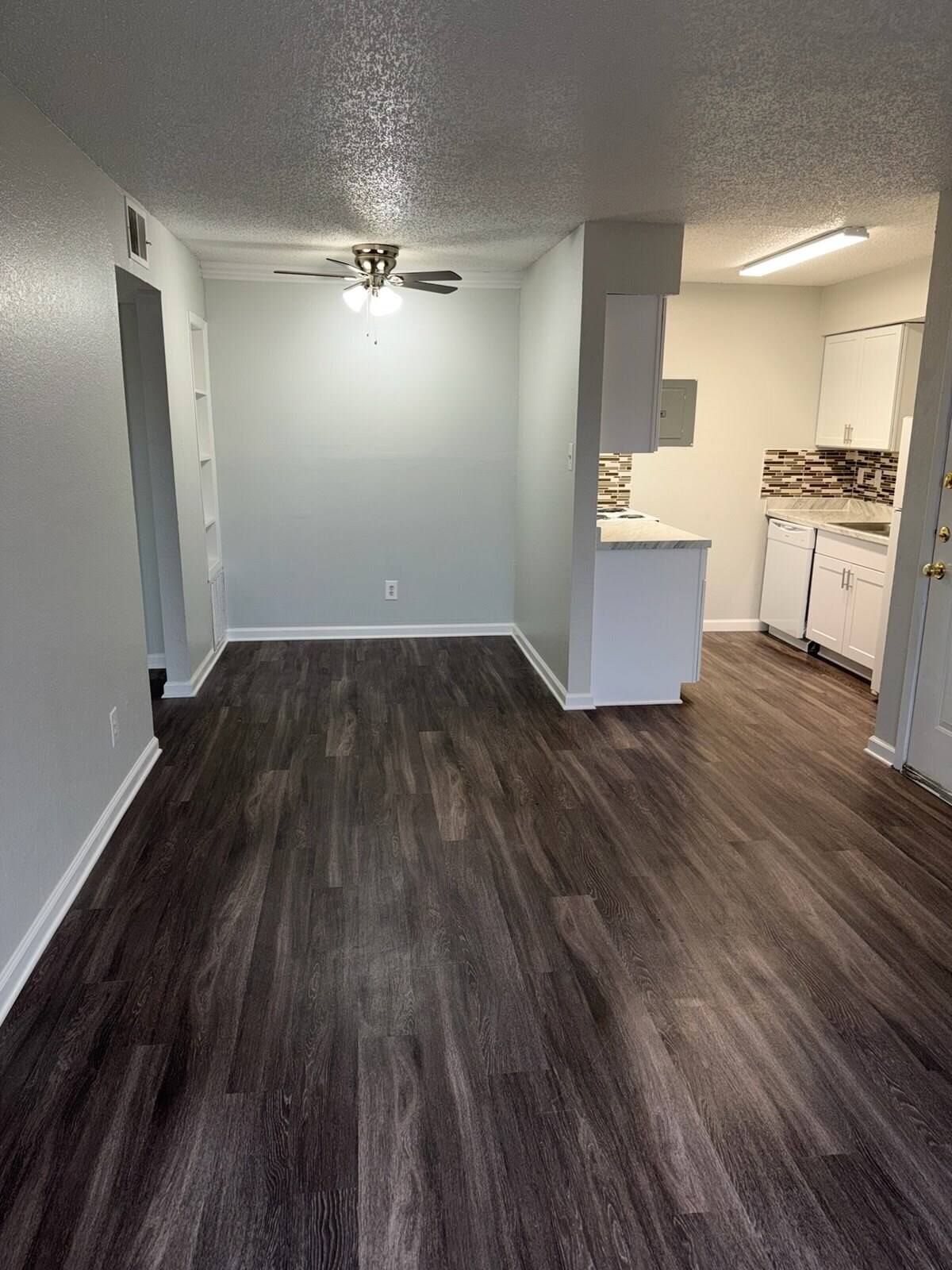 Building Photo - 2701 Green Oaks Rd
