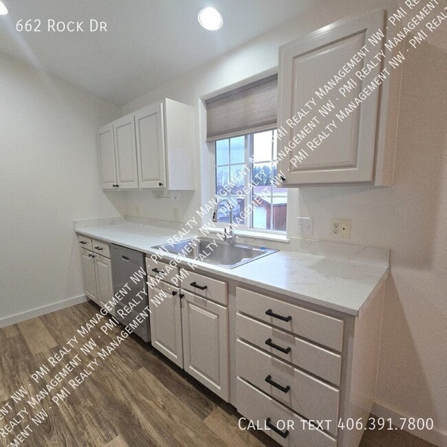 Building Photo - 662 Rock Dr