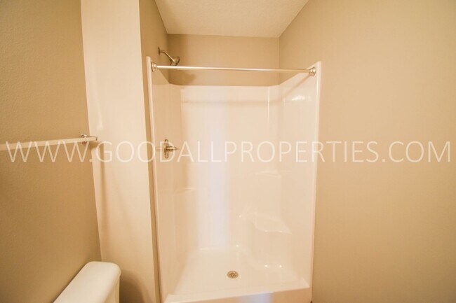 Building Photo - 3 bed 2.5 bath Single Family Home with fenced in yard!