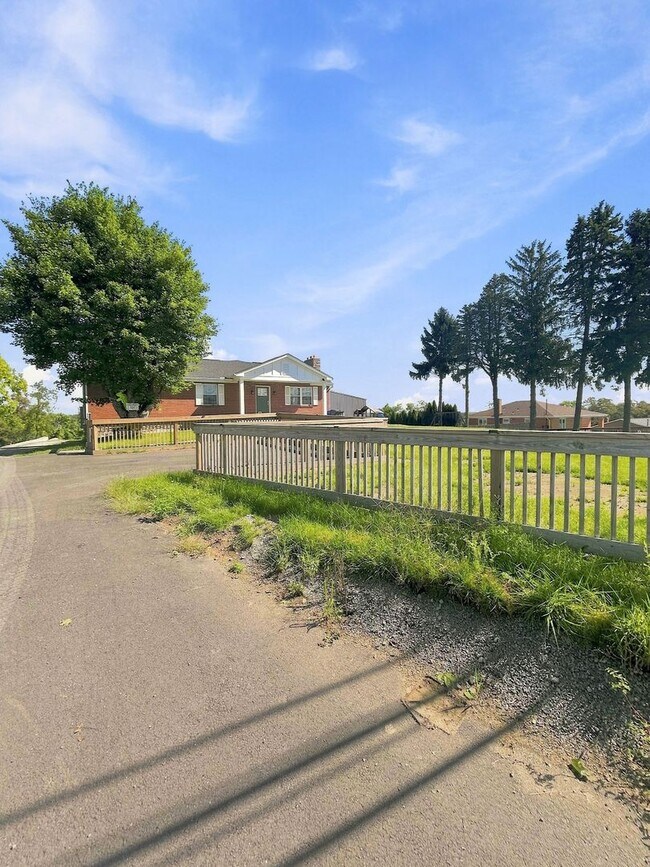 Building Photo - 7906 Steubenville Pike
