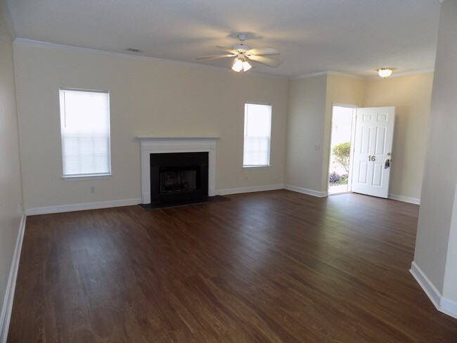 Building Photo - 2 Bedroom, 2 Bath Townhome on Southside Sa...