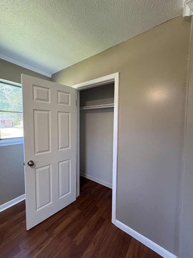 Building Photo - Gorgeous 4 bedroom/1 bath with Central Air and Heat!