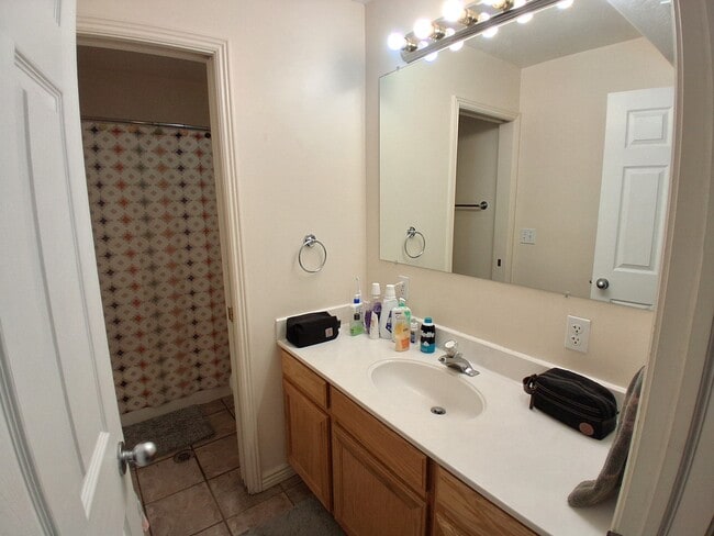 Building Photo - 654 E 700 N