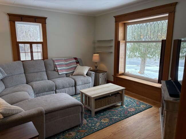 Building Photo - 433 McKinley St