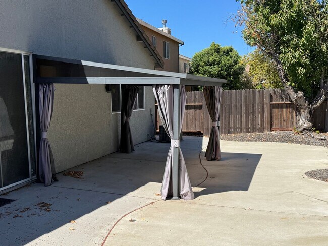 Building Photo - Clean Updated 3 Bedroom 2 Bathroom 1527 Sq...