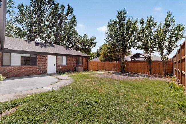 Building Photo - 3701 University Dr