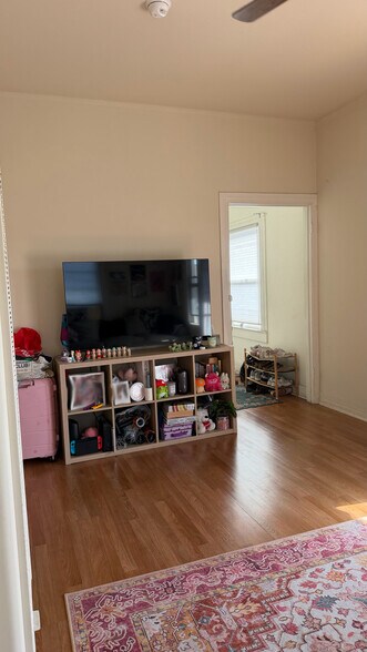 Building Photo - 2409 N Beachwood Dr